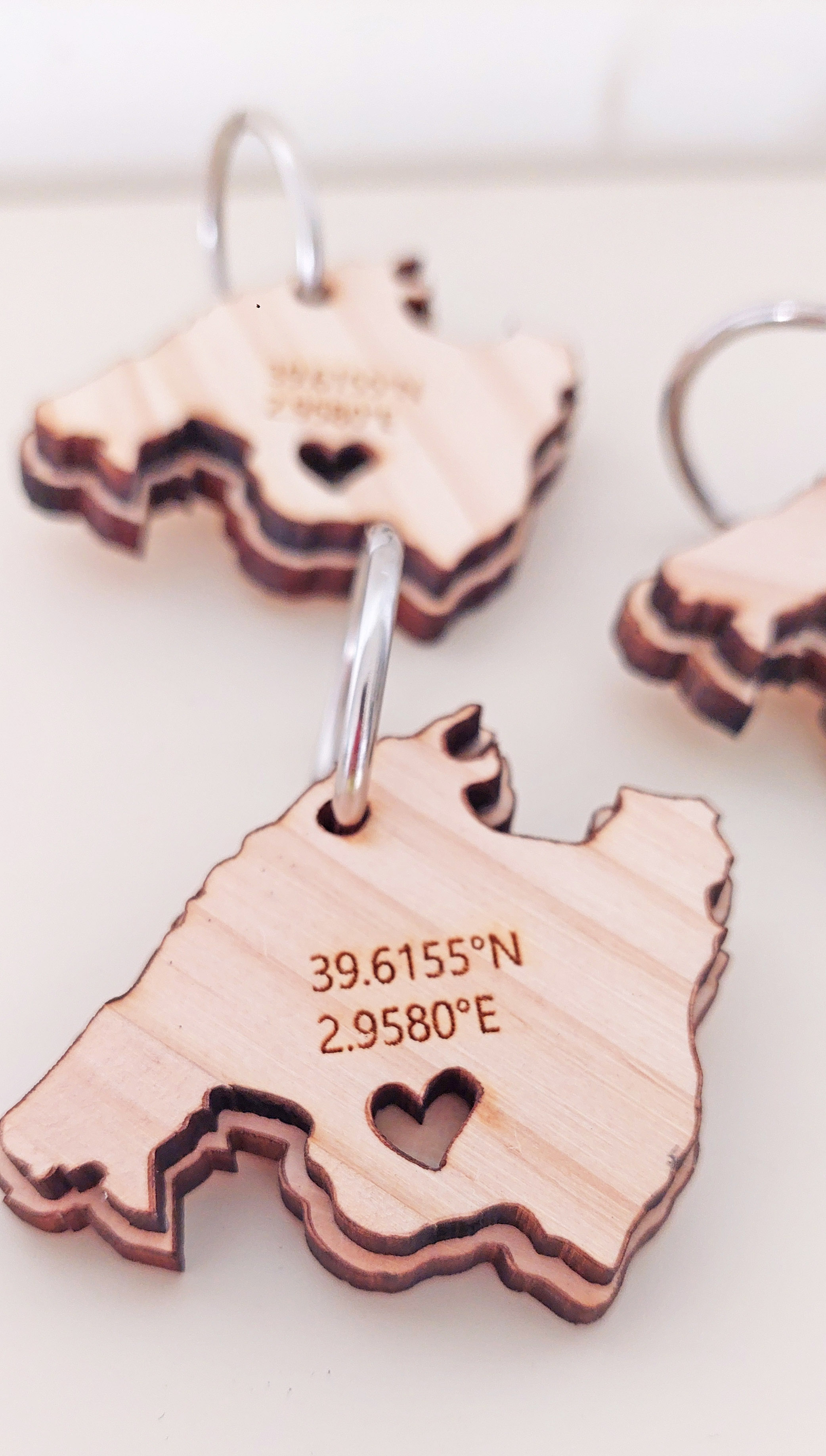 Ansicht 1 von Mallorca 3D-Holz-Schlüsselanhänger mit Herz & Koordinaten