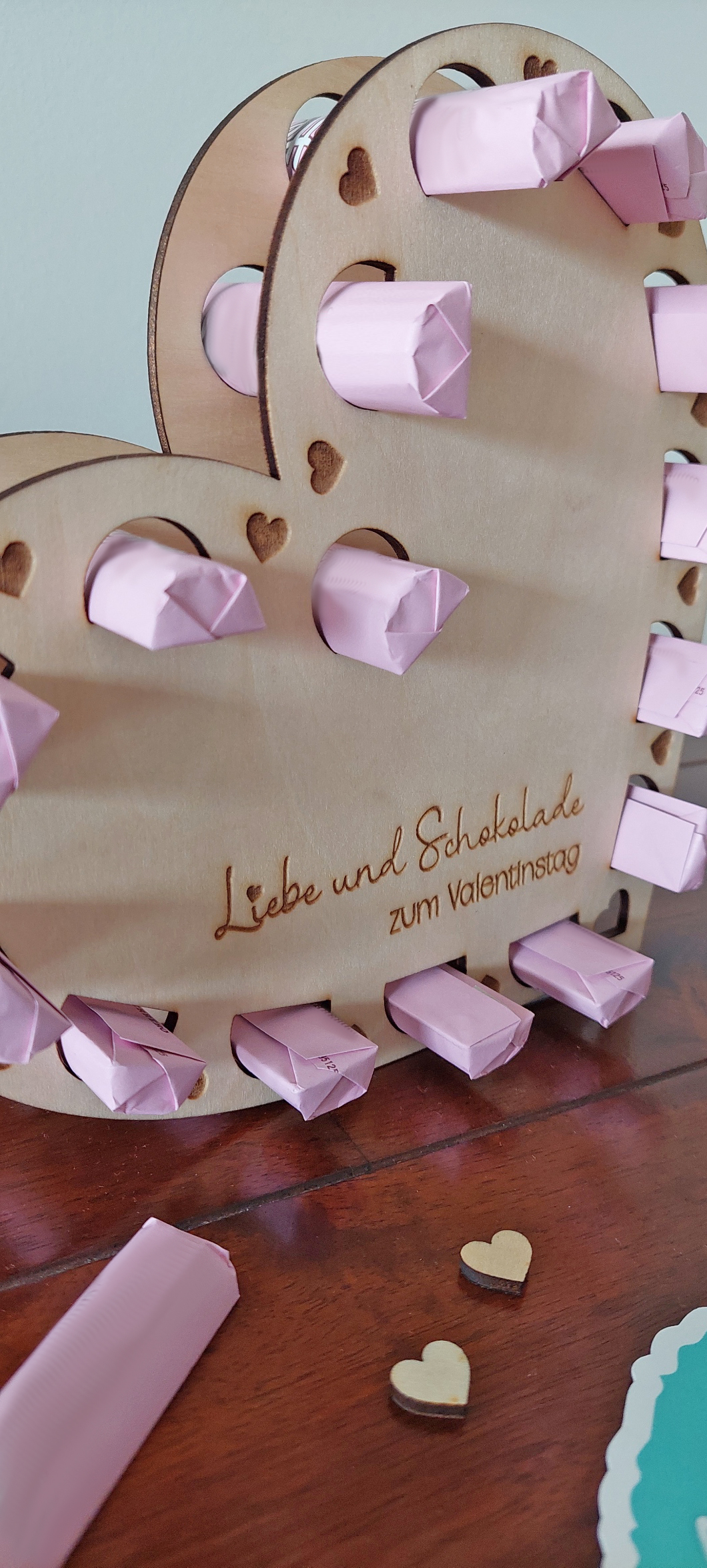 Holz-Herzständer mit Botschaft & Pralinenplätzen – personalisierbar