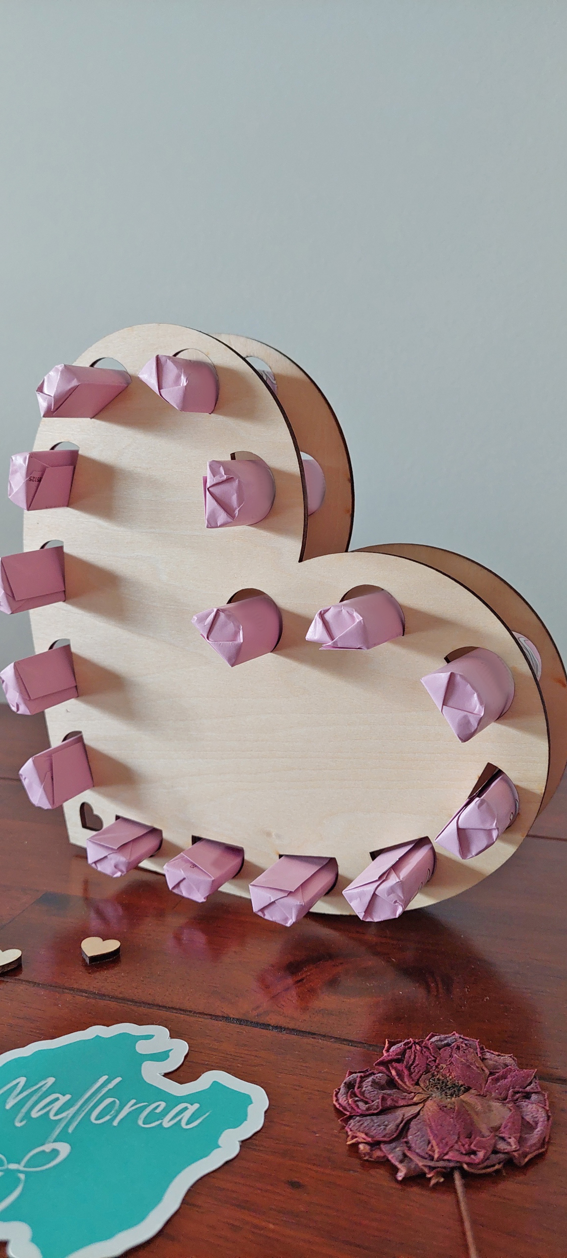 Holz-Herzständer mit Botschaft & Pralinenplätzen – personalisierbar